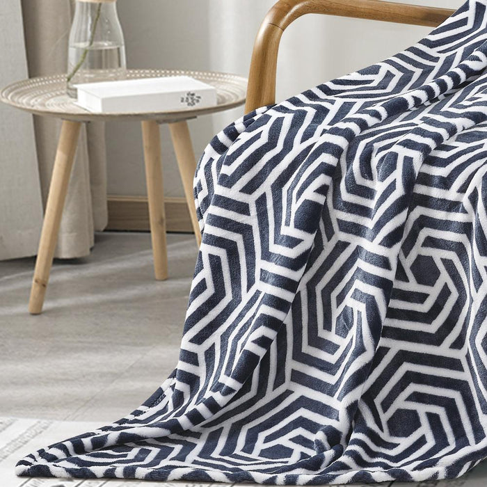 Plazatex Azmera plush Decorative Warm and Comfortable Machine Washable Throw 50" x 70" Black & White
