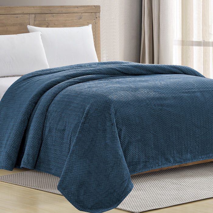 Plazatex Chevron Braided Stylish Soft Comfortable and Lightweight All Seasons Blanket Navy