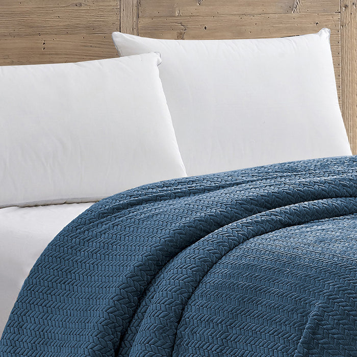 Plazatex Chevron Braided Stylish Soft Comfortable and Lightweight All Seasons Blanket Navy