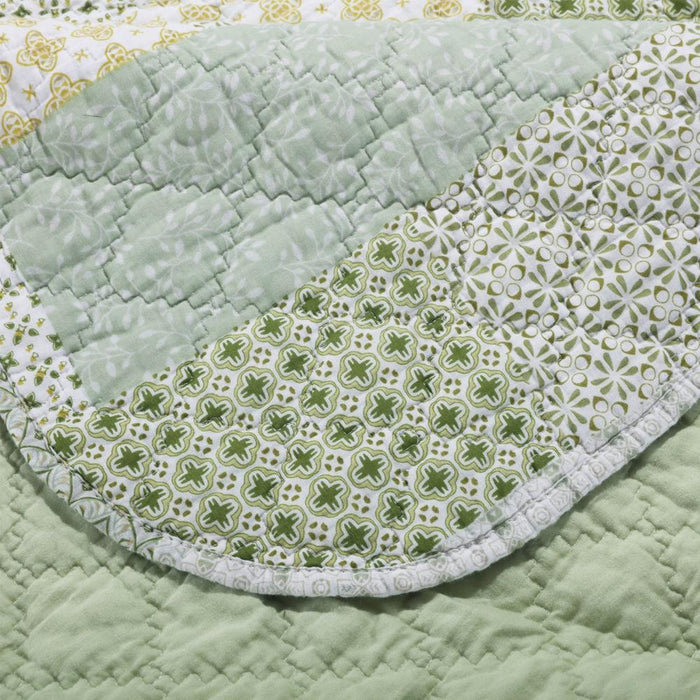 Greenland Home Fashions Barefoot Bungalow Juniper Geometric Patterns and Scalloped Borders Comfort Quilt Set - Sage