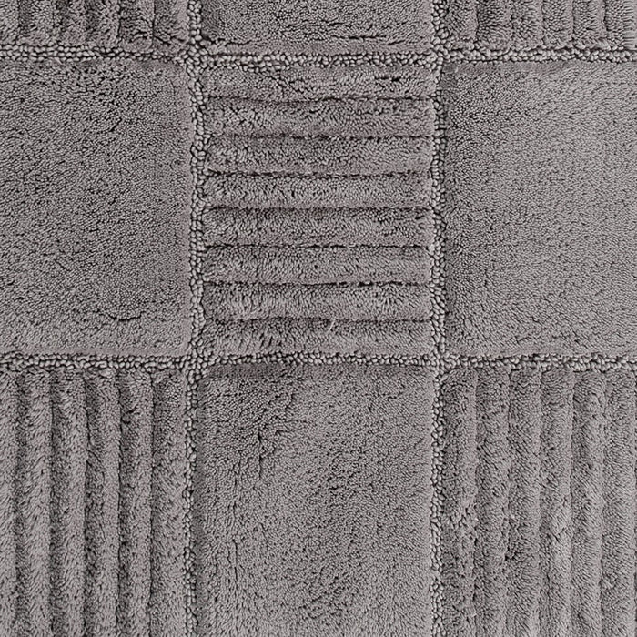 Knightsbridge Chakkar Board 220 GSF Non Skid Back Bath Rug 17 x 24 - Silver